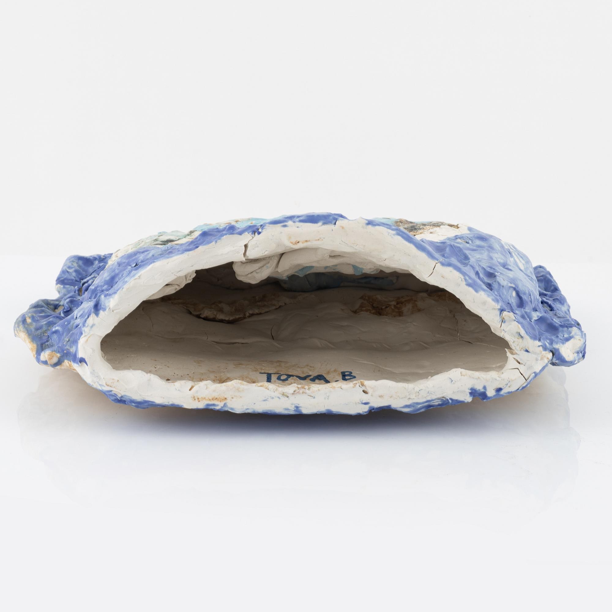 Tova Berglund, Untitled. Underside view showing the hollow base.