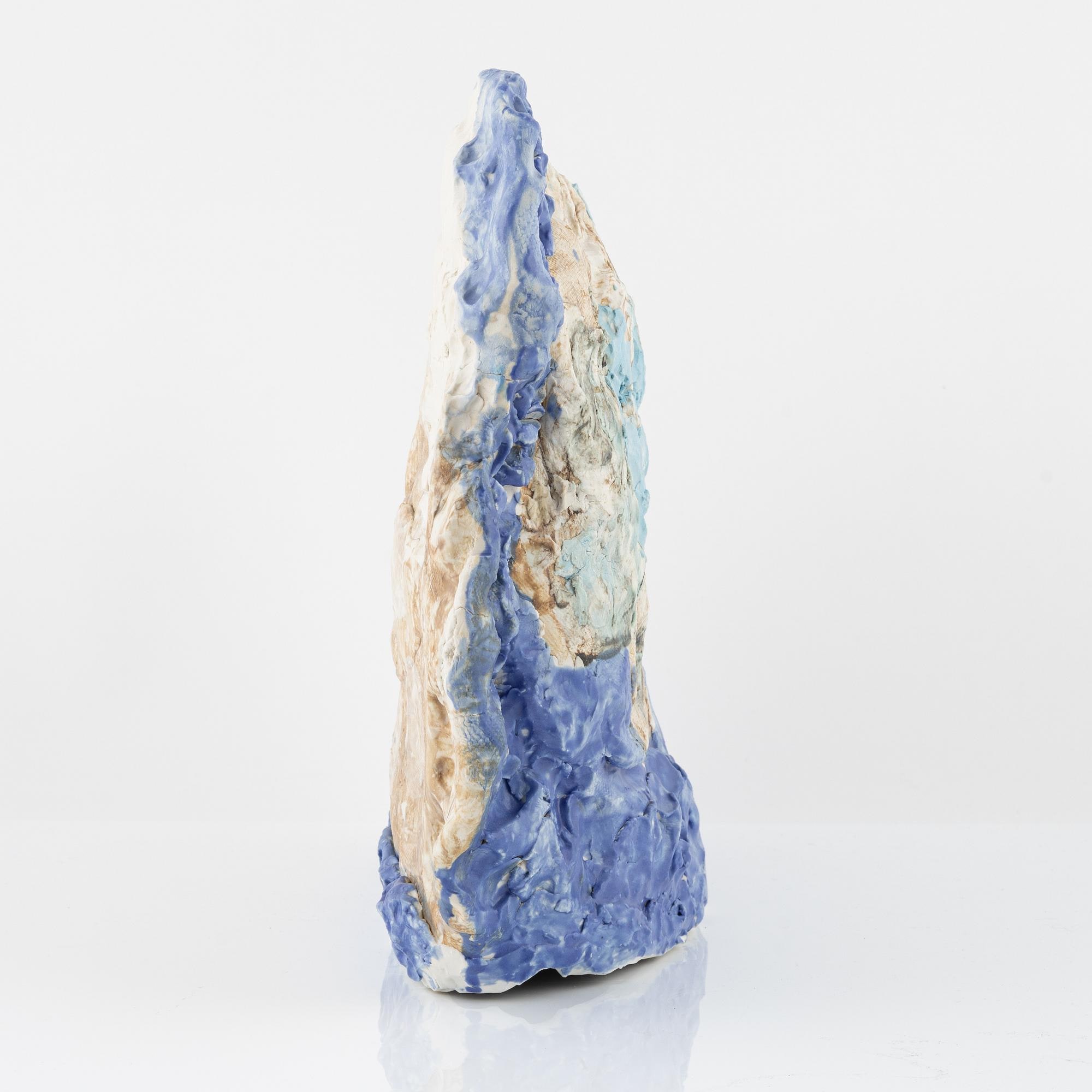 Tova Berglund, Untitled. Narrow side view of the sculpture, showing its thickness and uneven surface.