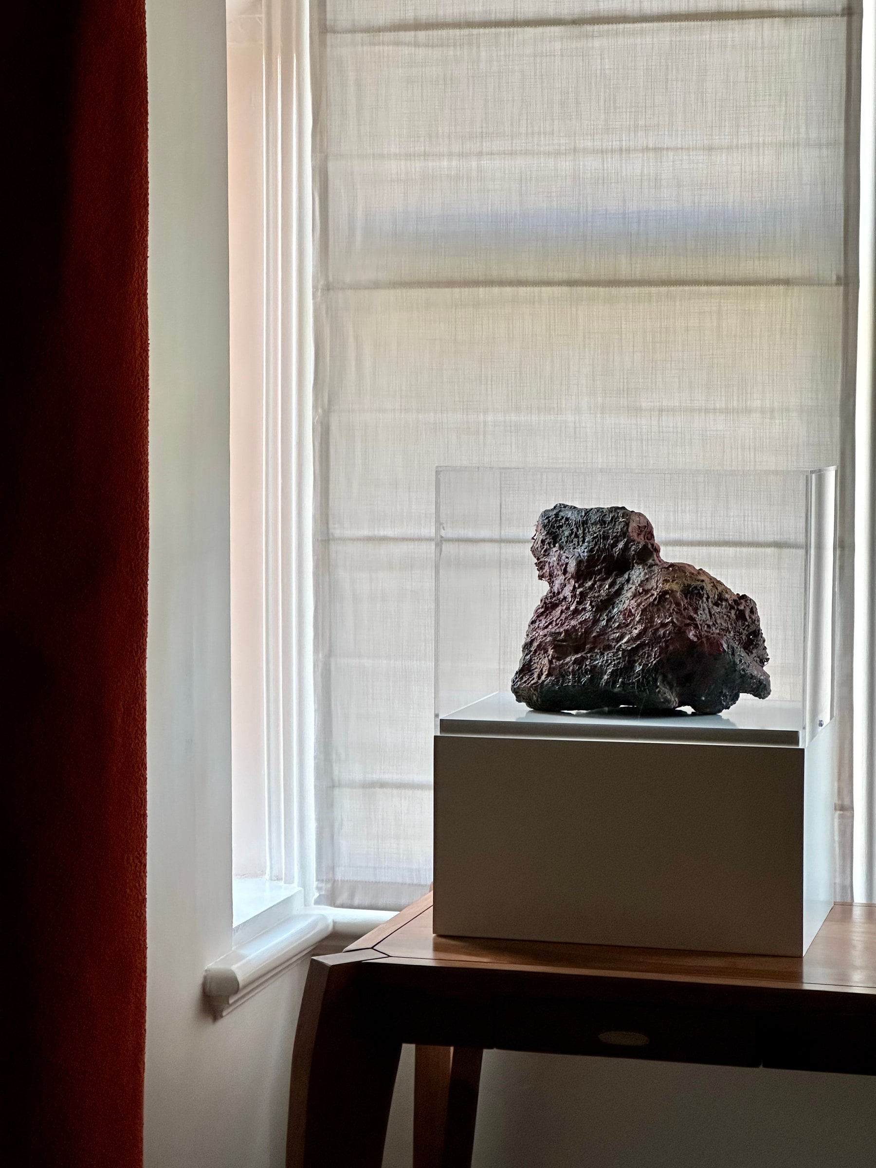 Phyllida Barlow, Untitled. Collection installation view of the sculpture on a white plinth beside a window.